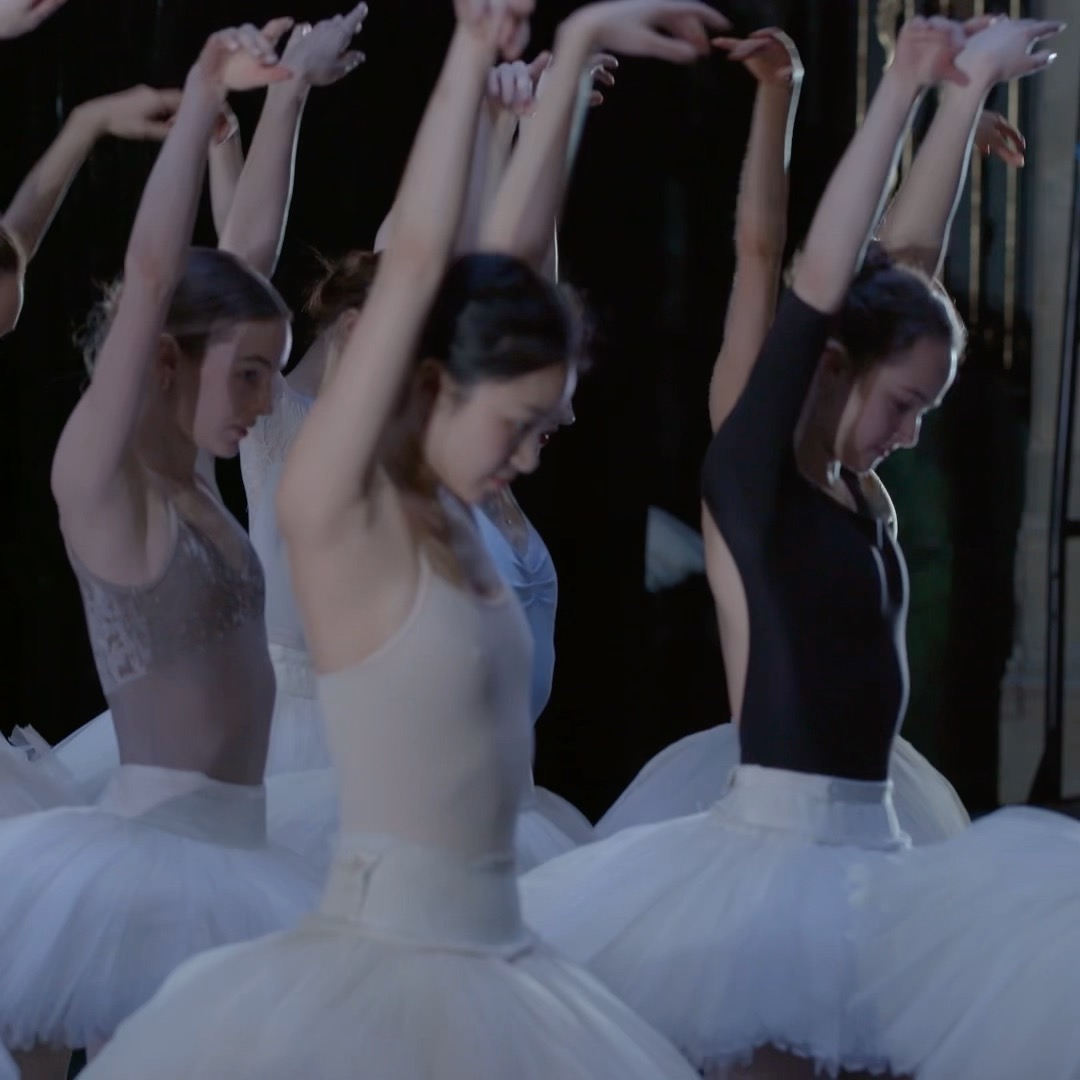 A tale of love, treachery and forgiveness live on the silver screen 🦢 The Royal Ballet's Swan Lake is live in 1006 cinemas in 23 countries tonight. Where in the world will you be joining us from? 🎬 Find your nearest cinema: