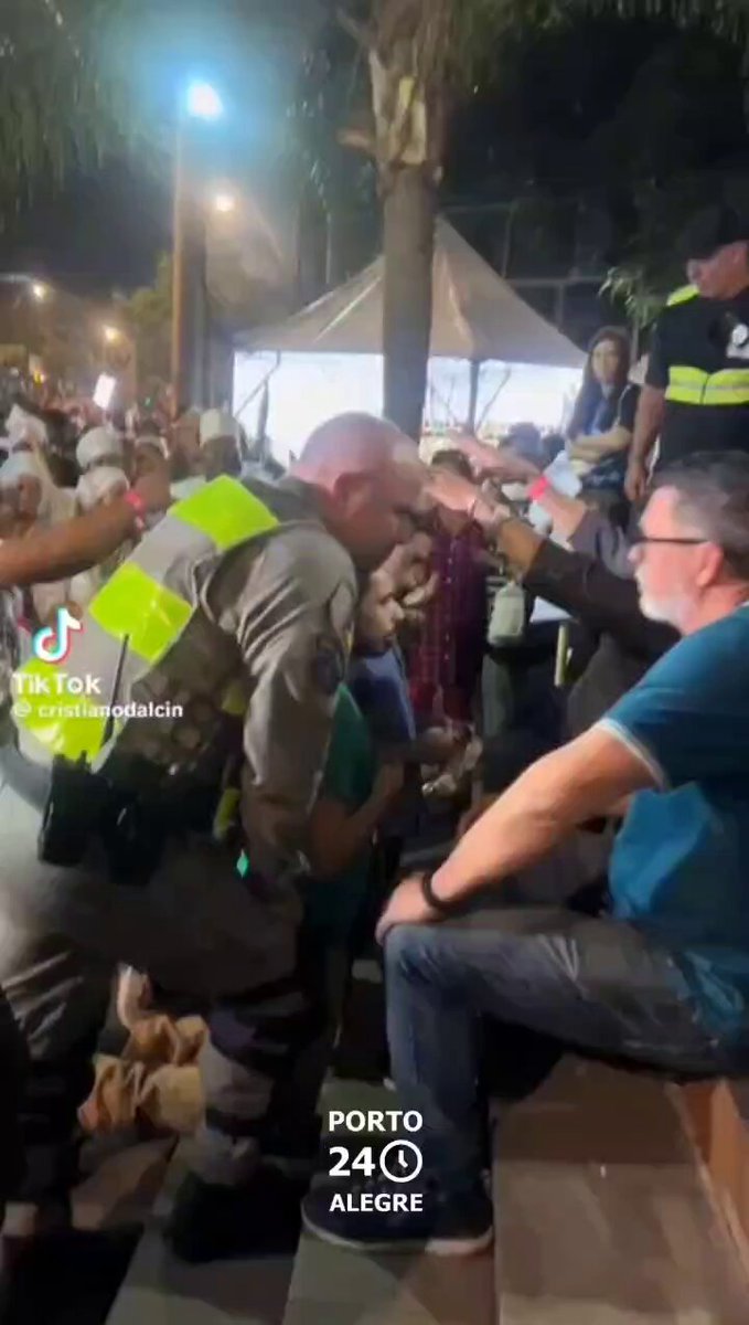 Quatro jovens tentaram impedir a lavagem das escadarias da Igreja de São Jorge, na zona leste de Porto Alegre. O ato interreligioso iria reunir um padre e um pai de santo em um ato de união e fé. O protesto não impediu que representantes dos católicos e das religiões afro participassem juntos de uma procissão que celebrou o Santo Guerreiro. Vídeo: Cristiano Dalcin - reprodução redes sociais