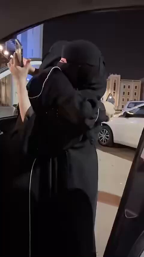 البنات اللي يحضنون بعض ويسوون حركات لطافه بالاماكن العامه وش وضعهم