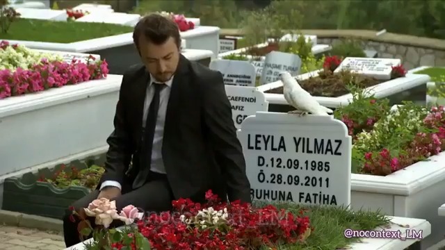 - Ne yapıyor o öyle? + Leyla ile konuşuyor. - Ne konuşması oturmuş öyle boş boş bakıyor mezara. + Bazen dil, gönlün hissettiklerini kelimelere dökemez. Eğer sevdiğinin yanındaysan, konuşmak zaten gürültüden başka bir şey değildir...