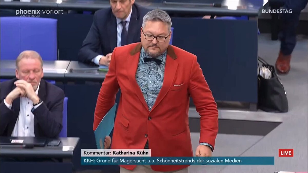 Heute im #Bundestag. Eine Aktuelle Stunde von der Ampel gegen die #AfD. Es spricht Stefan #Keuter klar aus, worum es hier eigentlich wirklich geht. Die AfD, 6 Wochen vor der #Europawahl, bei den Wählern durch fadenscheinige Spionagevorwürfe, die in keinster Weise substantiiert sind, zu diskreditieren (#Krah) und zu beschädigen. Dieser billige und mehr als durchsichtige Schuß wird allerdings komplett nach hinten losgehen. So, wie die #Correctiv Lügen um „Deportation“ und „Wannseekonferenz 2.0“. 🔺“Eine Regierung, die gegen die Opposition demonstriert, gegen diese hetzt und agitiert, erinnert an die dunkelsten Zeiten in der deutschen Geschichte.🔺 🔺Ich erwarte von Ihnen (#Faeser) gerichtsfeste Beweise.🔺“ Hier die komplette Rede: (5:34min)