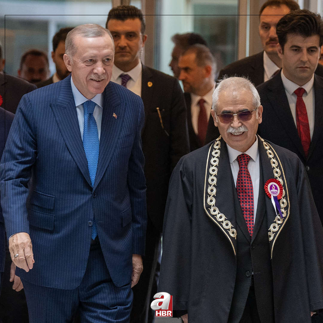 Başkan Recep Tayyip Erdoğan'ın, Anayasa Mahkemesi Yüce Divan Salonu'na girerken saçlarını taradığı anlar, izleyenlere tebessüm ettirdi.