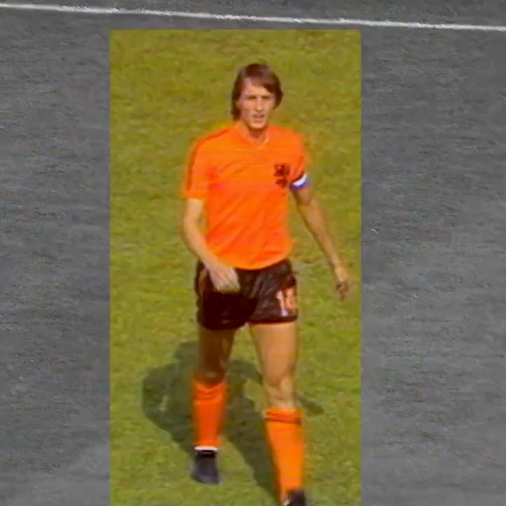 Johan Cruyff, padre del arte de jugar bien al fútbol. 🧡🇳🇱 #CopaMundialFIFA