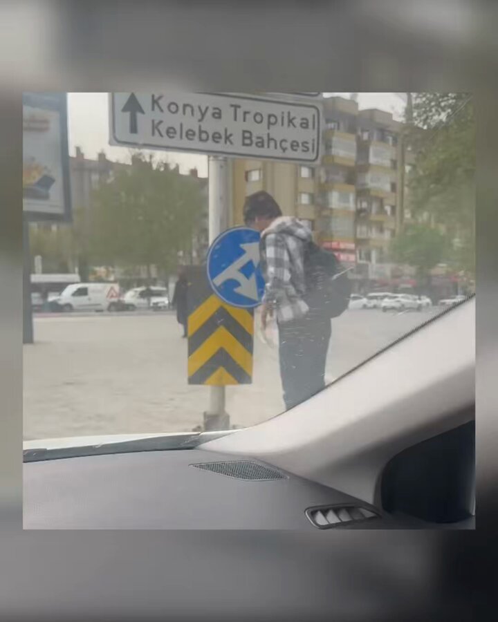 Güzel insanlar her yerde farkını gösterir. 👏 Uzun uğraş sonunda trafik işaretini düzelten genç arkadaşımızı arıyorum. Elden ele yayalım, bulalım, biz de küçük bir sürpriz yapalım. … Video için Mehmet beye teşekkürler.