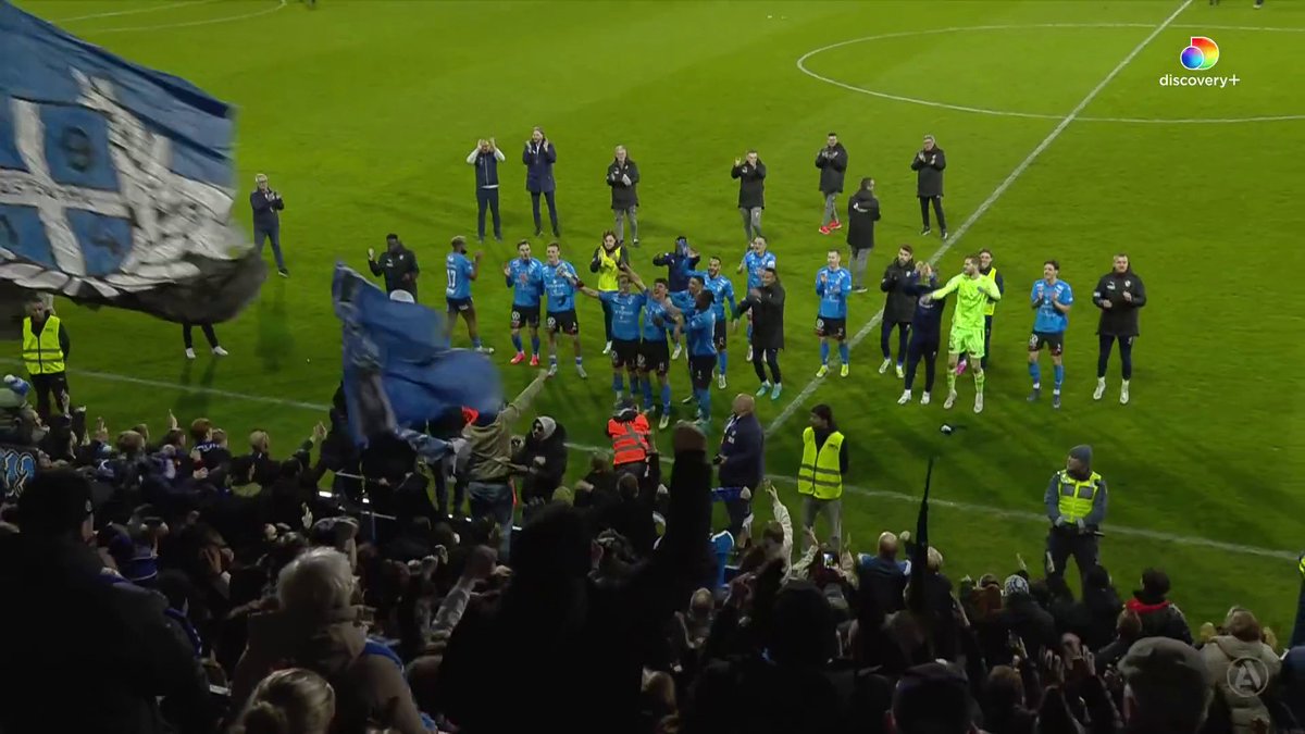Glädjescener från Örjans Vall efter att Halmstads BK vinner med 2-1 hemma mot Hammarby! Se höjdpunkter från Allsvenskan på discovery+