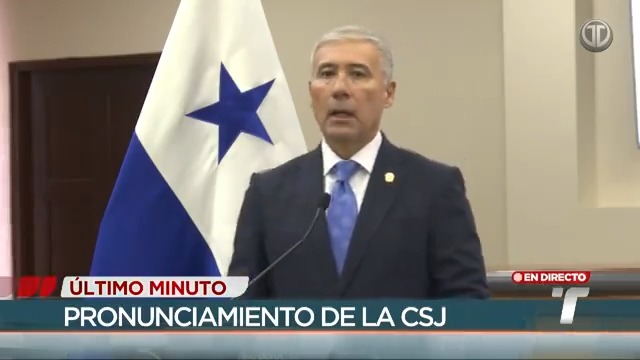 El magistrado Olmedo Arrocha, en calidad de ponente en la demanda de inconstitucionalidad presentada contra un punto de un acuerdo del Tribunal Electoral que habilitó a José Raúl Mulino como candidato a presidente de la República de Panamá, dio una conferencia de prensa para explicar los procesos que aún faltan por cumplir para resolver esta demanda y sus respectivos tiempos. Arrocha aclaró que “en esta demanda la autoridad demandada es el Tribunal Electoral, no es el candidato”. Detalló que se presentaron 88 alegatos, de los cuales 17 personas han considerado que es inconstitucional, y 71 han estimado que el acto debe ser declarado constitucional. Indicó que espera respuesta del Tribunal Electoral a una información solicitada que es necesaria para finalizar de tomar una decisión y que una vez tenga dicha comunicación, estará en la capacidad de finalizar la redacción del proyecto de decisión que hará llegar al resto de los magistrados de forma simultánea. “Tengan la plena seguridad que vamos a proponer, en base a nuestro real saber y entender, una solución a esta problemática que se ha presentado, que no es la Corte Suprema de Justicia su causa, sino que le ha tocado circunstancialmente gestionar sus efectos”, terminó diciendo Arrocha. #TReporta #Voto24