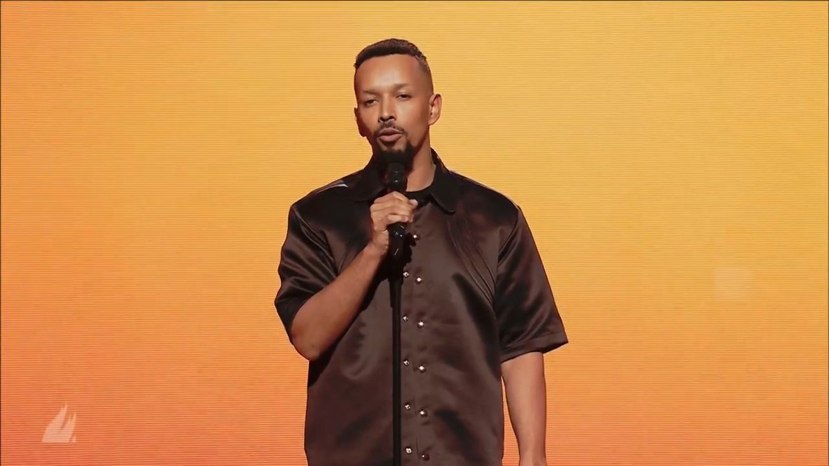 🇫🇷 #LesFlammes | L'humoriste Waly Dia s'en prend à Rachida Dati : "Faut pas lui faire confiance. Inviter Rachida Dati dans une émission rap, ce n'est pas une bonne idée. C'est comme faire un concert de Freeze Corleone dans une bar mitzvah."