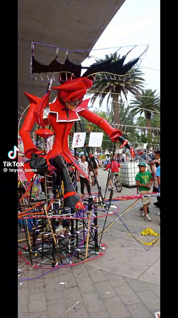 JAJAJA NO PUEDE SER UN JUDAS ALASTOR. In Mexico, there is a custom during Holy Week called "La quema de Judas" which consists of making a doll of the devil representing Judas, the disciple who betrayed Jesus, and burning it with fireworks. It seems that this year one town decided to choose Alastor as the Judas xD