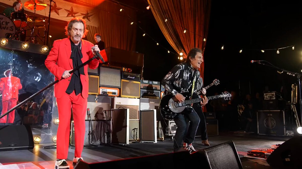 Ronnie Wood rocking it with The Black Crowes on the road!