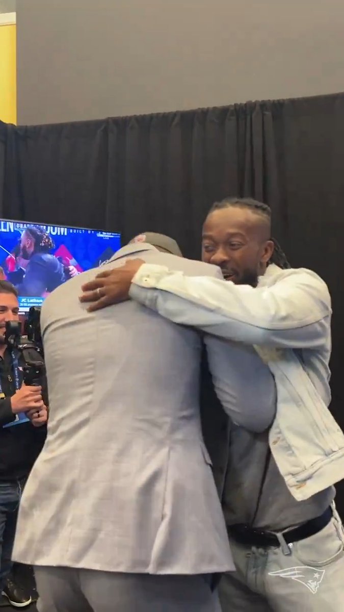 .Kofi Kingston delivers a custom WWE belt for Drake Maye 🔥
