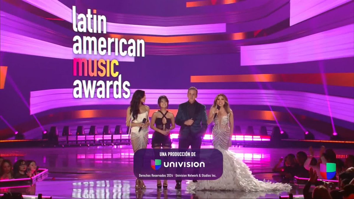 Gracias por cantar, bailar y disfrutar con nosotros. #LatinAMAs 🎉
