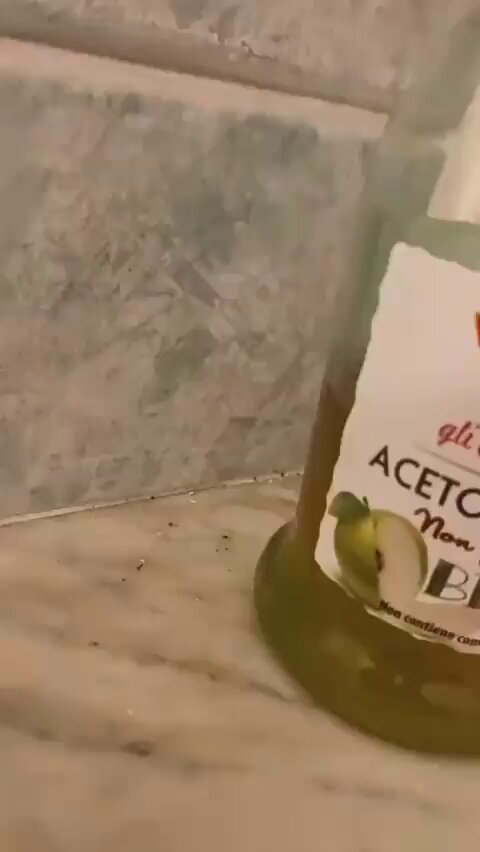 جميع سموم الجسم تتجمع في القدمين بسبب الجاذبيه وللتخلص من السموم والمعادن الثقيله وايضا لتقليل ضغط الدم ولعلاج حالات الأرق والتعب ينصح بنقع القدمين بماء دافيء يحوي كمية من خل التفاح العضوي وايضا املاح البحر. ستكون النتيجة مذهله جدا وتخليص الجسم من المعادن الثقيله والسموم 😉👌