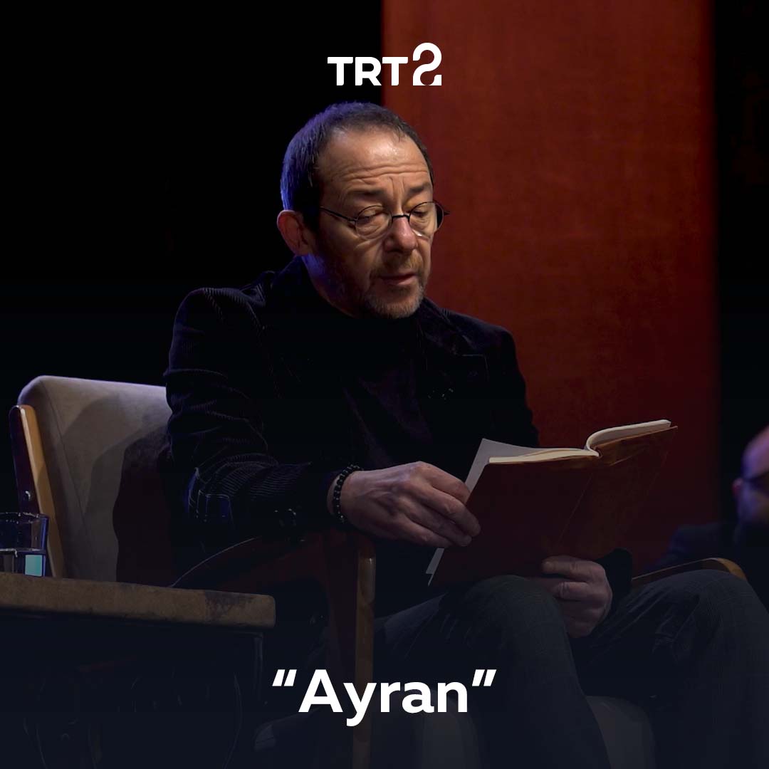 Sabahattin Ali’nin en özel eserlerinden biri: "Ayran" 📖 Hakan Gerçek’in seslendirdiği öyküye, kum sanatçısı Veysel Çelikdemir ile bağlama sanatçısı Ayhan Aydın eşlik ediyor. "Anlatı", yeni bölümüyle bu akşam 21.15’te TRT 2’de. 🖥️