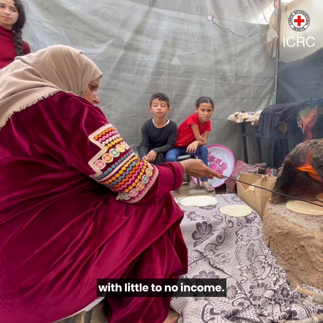 In #Gaza, hunger continues to grow. Our teams in #Rafah are supporting five common kitchens', where those displaced or struggling can find a hot meal 🍲