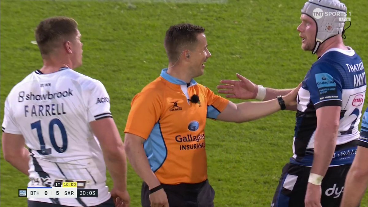 'You're not the ref, Owen' Owen Farrell and Niall Annett in conversation 🫣 #GallagherPrem