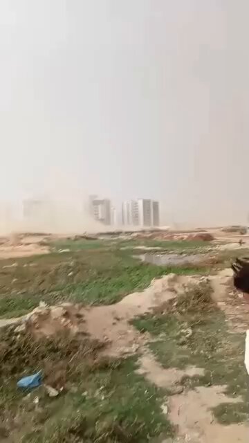 🛑 لاہور: خدارا آسمانی بجلی چمکنے کے دوران گھروں میں رہیں، گزشتہ روز لاہور میں ⚡⚡ خطرناک آسمانی بجلی دو بار ایک ہی جگہ آگری، شدید ترین دھماکے سے لوگ انتہائی خوفزدہ ہوگئے😔 مناظر کیمرے کی آنکھ میں قید ہوگئے! #viralvideo #LightningStrike
