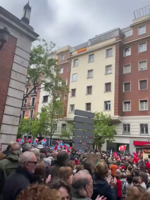 Hay más gente hoy en Ferraz apoyando a Pedro Sánchez que en los 6 meses de manifestaciones ultras para intentar que se fuese de la Moncloa. No entra ni un alfiler en la calle 👇