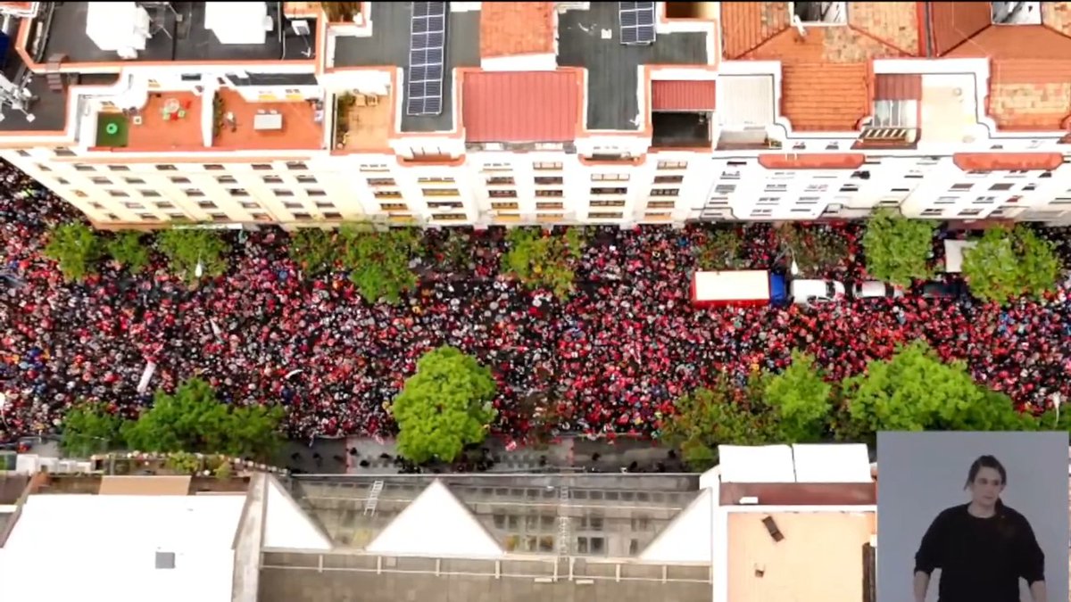 Qué gusto ver una manifestación en Ferraz sin fascistas, sin escuchar el cara al sol, sin insultos homófobos y sin colgar muñecos de las farolas. Qué gusto ver a tanta gente protestando contra quienes pretenden tirar un gobierno sin pasar por las urnas.
