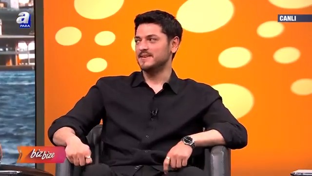 ❝Birbirimize uyumluyuz❞ 🗣️ Oyuncu Faruk Aran: Birbirimizin uyum yakaladığını düşünüyorum. 💬 Oyuncu Belgin Şimşek: Sahnelere ders çalışır gibi çalışıyoruz, bu yüzden bizim sahnelerimiz güzel oluyor.