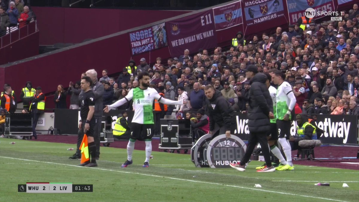 A heated exchange between Mohamed Salah and Jürgen Klopp on the sidelines just before West Ham's equaliser 😳 📺 TNT Sports &amp; discovery+ UK