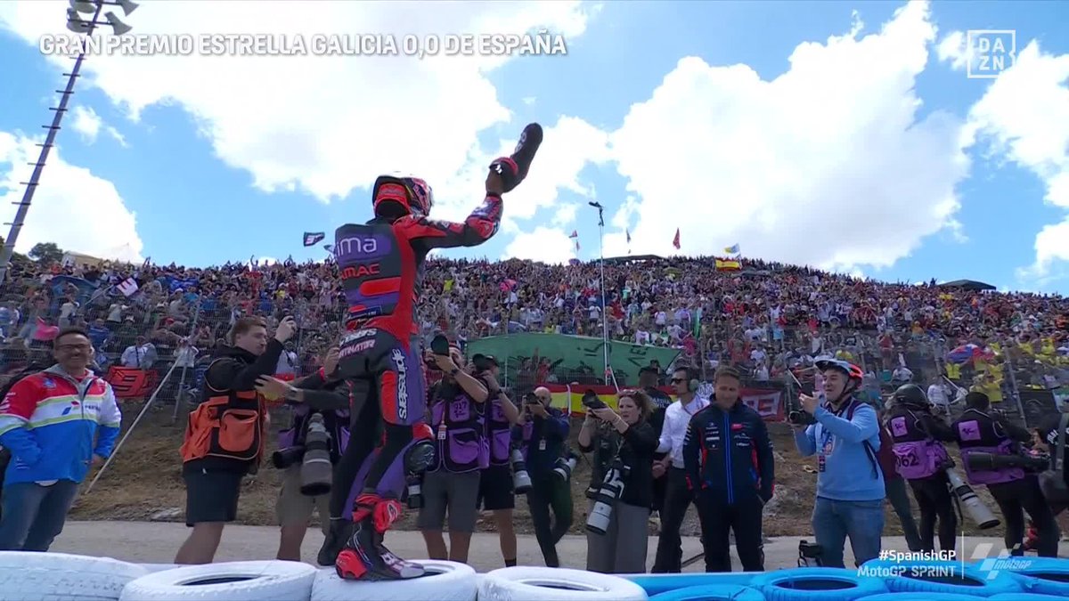 ¡BENDITA LOCURA! 😍 Jerez, su gente y Jorge Martín Almoguera ❤️ ¡Qué pasada! #SpanishGP 🇪🇸 #MotoGP 🏁