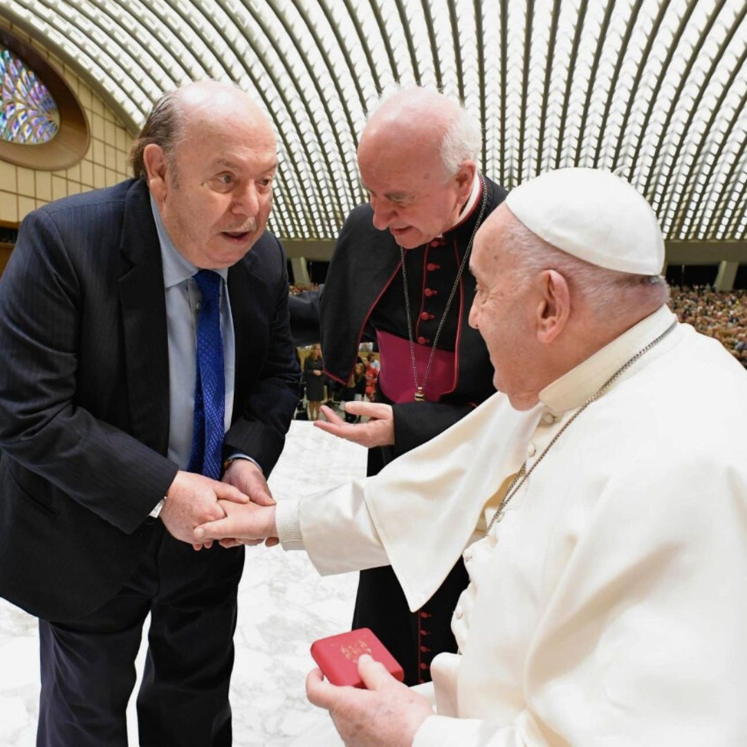 Pope Francis urges children not to forget their grandparents or elderly parents if they are in a nursing home, as he meets with participants in an event entitled “The Caress and the Smile,” promoted by the Great Age Foundation.