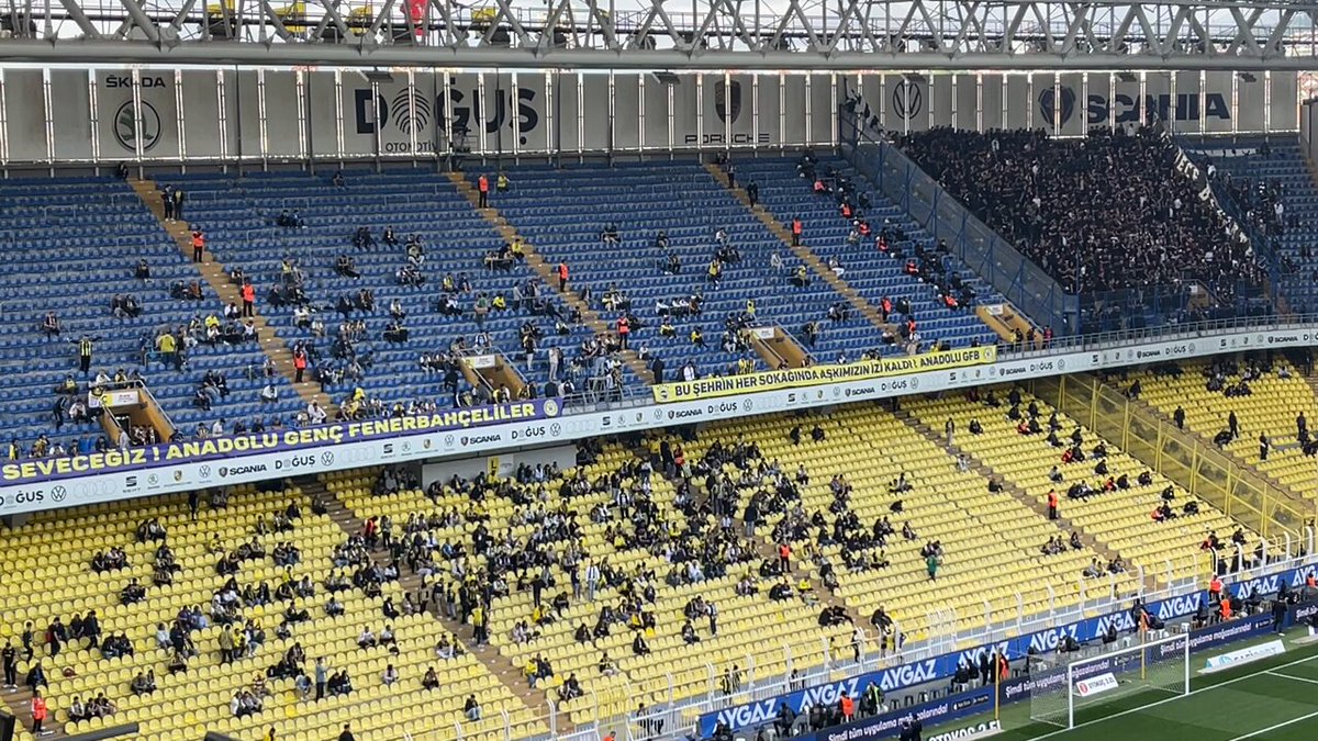 Şampiyonluk gitmiş, yine de insanlar sokaklarda akın akın stada koşuyor. Fenerbahçeliler büyüklerinden şunu bekliyor; dayanacak güç kalmadı, artık biribirinize girmeyin, rakiplere girin, lobilere girin, alayına girin! Yetti egolarınız, kongrelerdeki çay muhabbetleriniz, yetti…