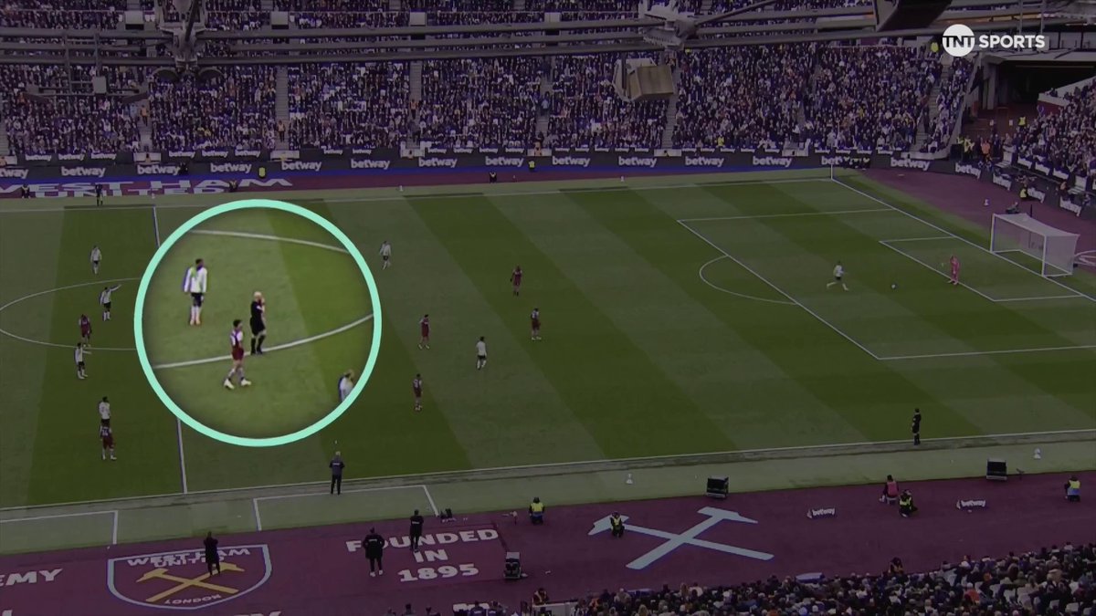 A bizarre incident in the West Ham vs Liverpool game. Anthony Taylor denied Cody Gakpo taking the ball away from Alphonse Areola in front of goal... Was there a whistle here? 🤔