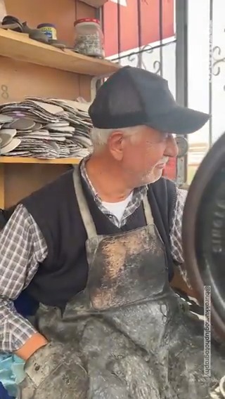 "Allah'ın rızasını arıyorum. Bir çocuğun duasında mı acaba? Belki bir parça ekmekte..." Aksaray'da küçük bir dükkana sığan koca bir yürek Turgut amca. O fotoğraflarına, bizler onun öğütlerine kavuştuk.