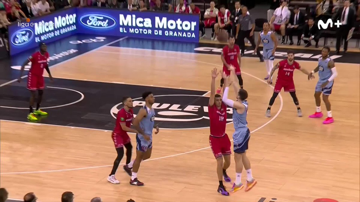 💣💣💣💣💣💣💣💣 ¿¡CÓMO HA ENTRADO ESO!? ¡QUÉ MANERA DE CERRAR LA PRIMERA PARTE, STEFAN MOMIROV! 🥶 📺 Movistar Plus #LigaEndesa | #Telefonica100