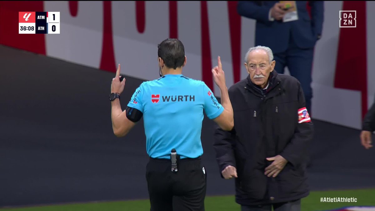 El momento en el que Martínez Munuera paró el partido en el Metropolitano por insultos racistas contra Nico Williams #LALIGAenDAZN ⚽️