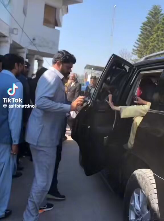 استغفراللٰہ ان جاہلوں کو تو Jeep سے اُترنا بھی نہیں آتا 😂😂😂😂😂😂😂😂😂😂😂😂