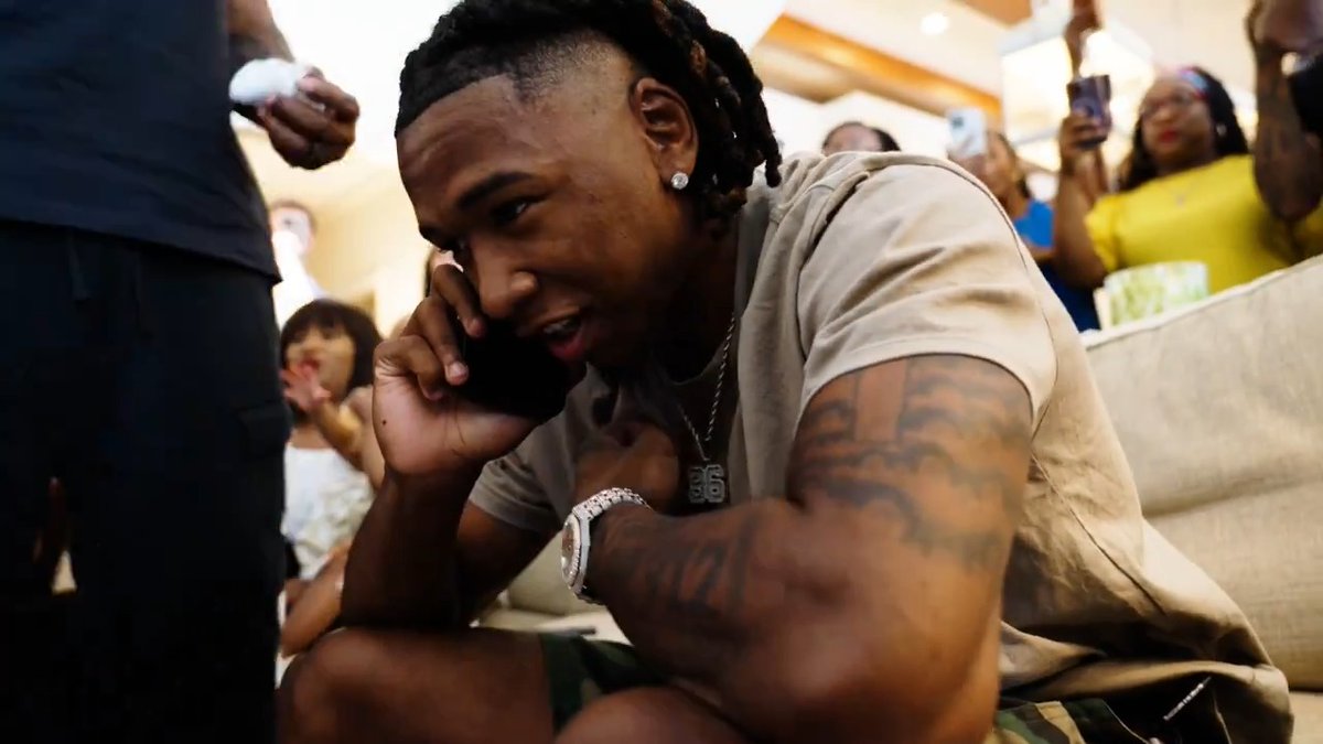When you're watching your high school highlights but the Indianapolis Colts interrupt to pick you in the #NFLDraft 🤣 𝐓𝐡𝐞 𝐌𝐨𝐦𝐞𝐧𝐭 → Jaylin Simpson