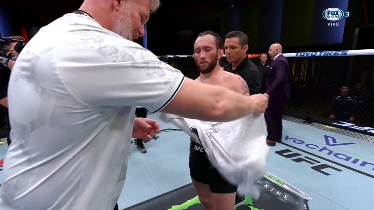 "ARRIBA LAS CHIVAS, MAMONES" 😅 Y bueno, Victor Henry ganó por KO técnico y festejo diciendo "arriba las Chivas". Y también le lanzó un mensaje al América... #UFCxFSMX