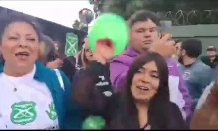 FUERA CAVADA !! FUERA CAVADA !! Octubrista que apoyaba el Matapacos es funado en directo 👇 . . . FFAA Cañete Militares Estado de Sitio Wallmapu Kast Boric La Moneda Israel APRA Cariola #FuerzaCarabineros Terrorismo Biobío Llaitul Asesinan a 3 Matthei Carabineros #Cañete