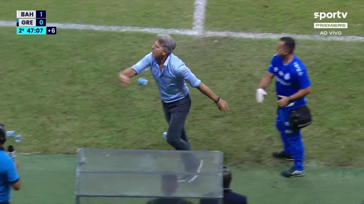 Que é isso, Renato? Expulso, técnico do Grêmio fica furioso e manda todos os jogadores do banco de reservas saírem de campo junto com ele.