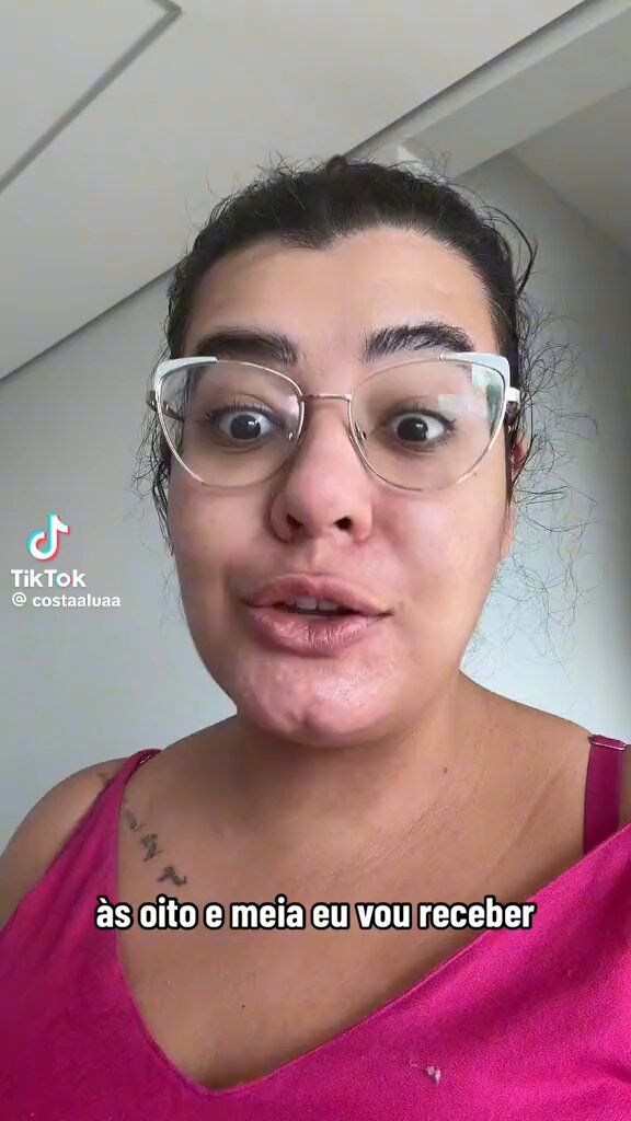 Mulher faz vídeo sobre as “dificuldades de ser uma mulher recebendo um desconhecido em casa”.