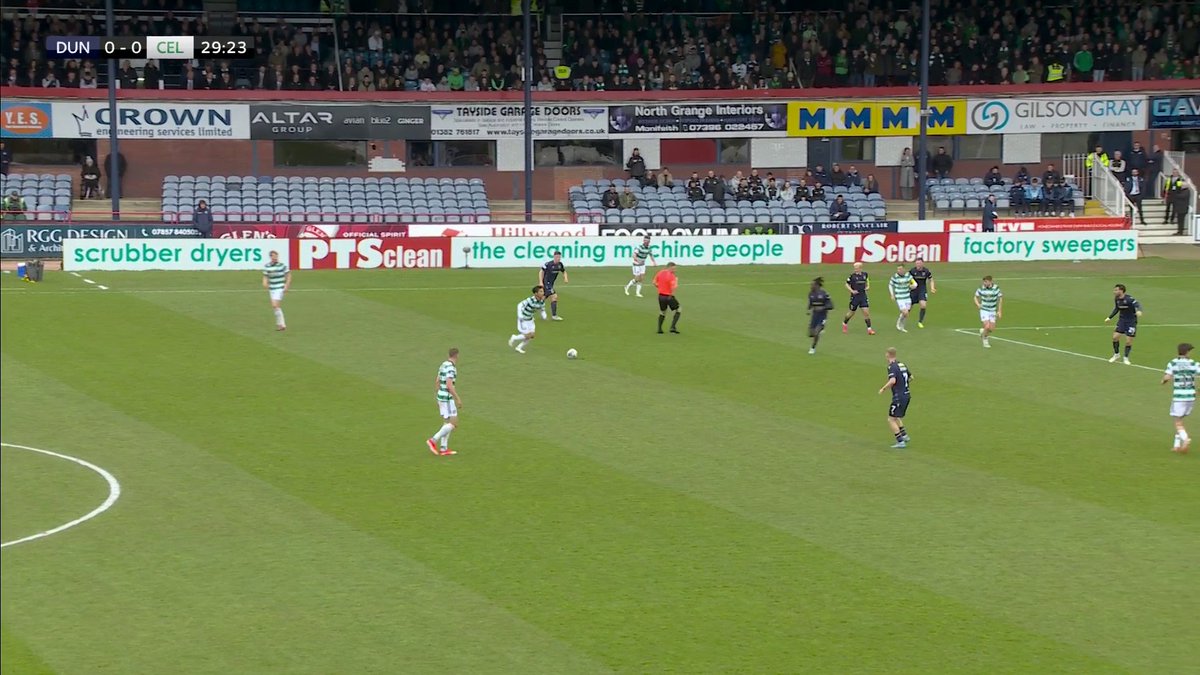 🗣️ "It's a 𝙗𝙧𝙞𝙡𝙡𝙞𝙖𝙣𝙩 volley!" James Forrest fires Celtic 1-0 up against Dundee! Watch the action live on Sky now ⬇️