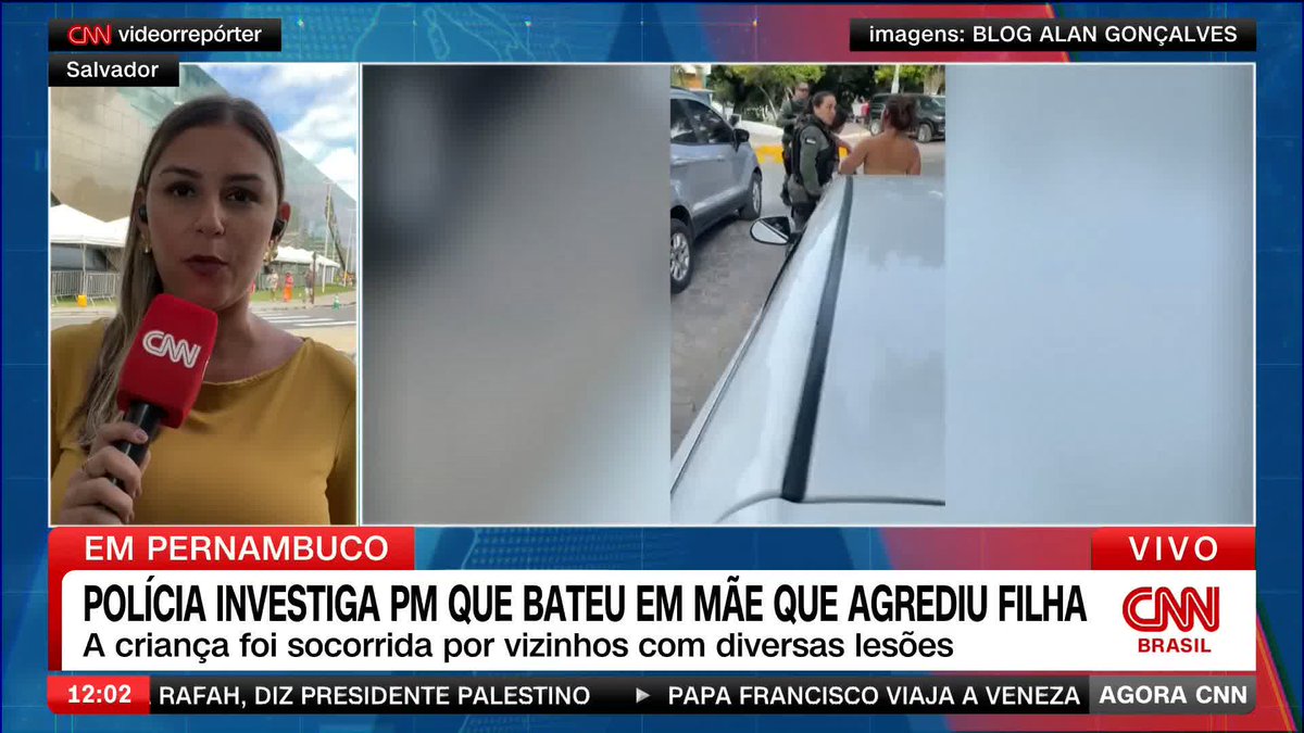 Uma policial militar foi filmada batendo em uma mulher acusada de agredir a própria filha, de 11 anos. O caso aconteceu na última sexta-feira (26), na cidade de Vitória de Santo Antão, em Pernambuco. A criança foi socorrida por vizinhos com diversas lesões. #AgoraCNN
