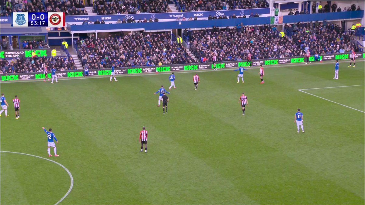 The noise of the ball hitting the crossbar is absolutely ridiculous. Thunderbastard 💥