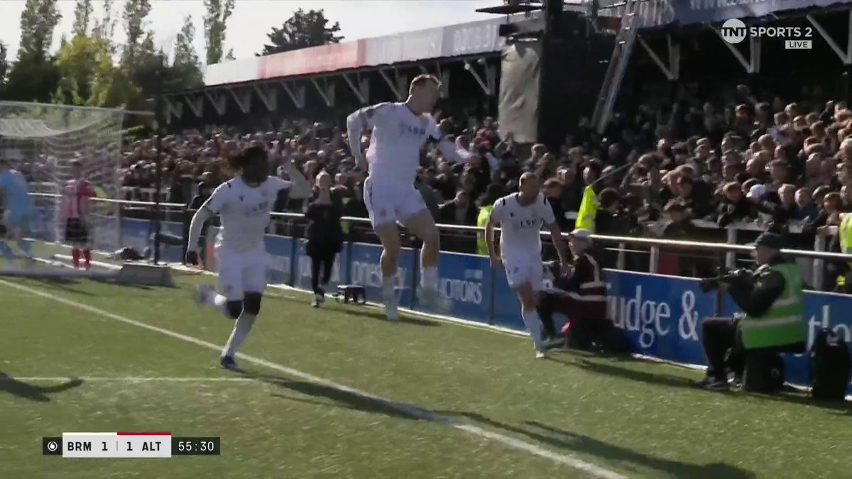 BROMLEY LEAD AND HAYES LANE ERUPTS! 🙌 What a turnaround in this second half 🤯 📺 Watch the Vanarama National League Playoff Semi-Final LIVE on TNT Sports 2