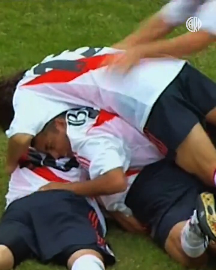 🎥 Final de película y uno de los golazos más gritados en casa: a 22 años del inolvidable gol de Pipino Cuevas a Racing, clave en el camino al título del Clausura 2002 ⚪️❤️⚪️