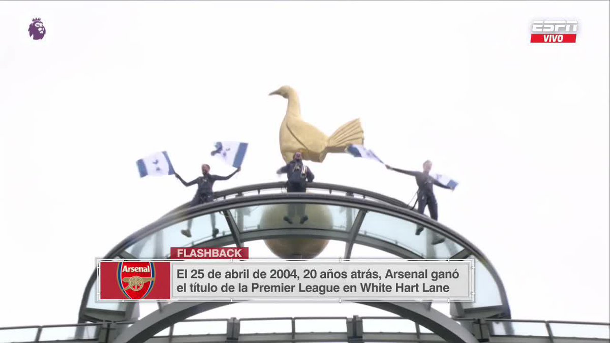 Una LOCURA el lugar que eligieron estos tres hinchas del Tottenham para mirar el partido ante Arsenal. Sí, desde el TECHO del estadio. 😳🏟️
