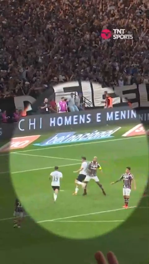 ALERTA DE POLÊMICA! 🚨⚠️ Felipe Melo teria colocado o corpo pra derrubar Breno Bidon na hora do primeiro gol de Wesley pro Corinthians! Xii... assim não, hein? 👀👀 #Brasileirão2024