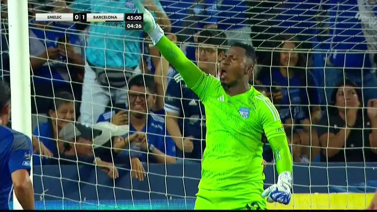 Damián Díaz tuvo en sus manos la oportunidad de aumentar la ventaja de #BSC. Finalmente Pedro Ortíz le atajó el penal al 10 de Barcelona. 🧤❌ ¿Se adelantó el guardameta de Emelec? ¿Se tenía que repetir el penal? 🧐