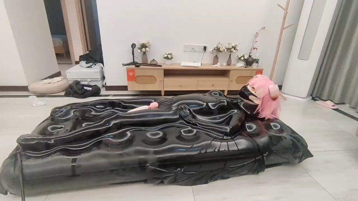 哼！居然进了真空床还叉着腰，看我不玩坏你😡萤 #kigurumi #vacbed #胶衣