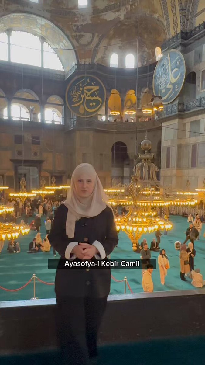 Ayasofya-i Kebîr Camii Şerifî’ndeyiz. Fatih’in emaneti, fethin sembolüne ‘gudubet yapı’ diyenler aynaya baksın. Ayrıca Türkiye Yüzyılı Maarif Modeli’nde Müslüman Türk evlatlarına fethin, Ayasofya’nın, ceddimiz Osmanlı’nın önemi ve CHP’nin Osmanlı düşmanlığı bilhassa anlatılmalı.