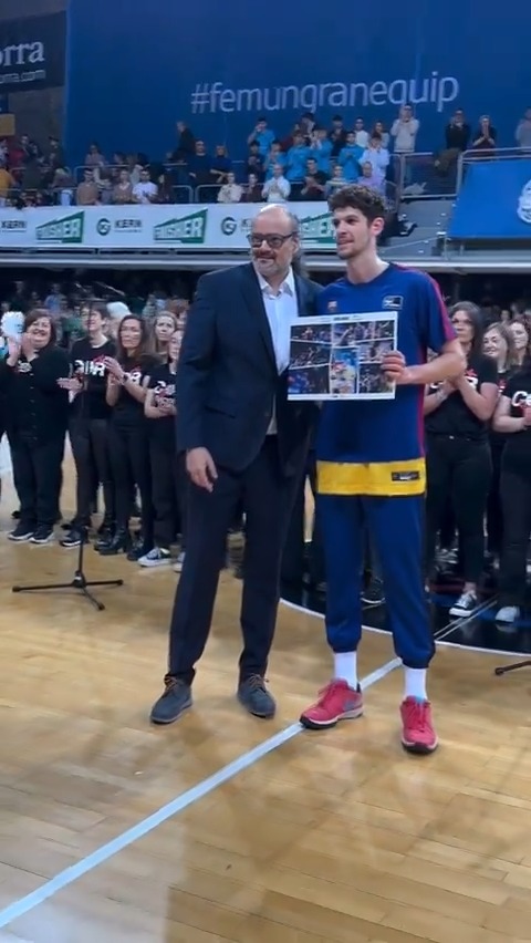 Antes del encuentro entre MoraBanc Andorra y Barça Basket, Oriol Paulí recibió esta ovación y reconocimiento por parte de la familia andorrana tras dos años de muuuuuuchos recuerdos y momentos especiales ✨ #LigaEndesa | 📹 MoraBanc Andorra