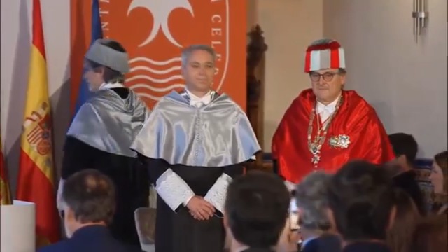 Una Universidad del Grupo Planeta ha nombrado Doctor Honoris Causa al presentador del telediario de su cadena Vicente Vallés, el padrino ha sido el director de su diario, el exdiputado del PP, Marhuenda que ha ensalzado a Vallés como adalid de la democracia contra las fakenews.