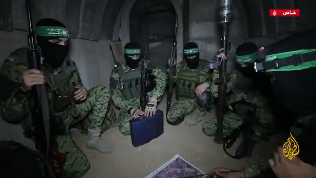 الجزيرة تحصل على مشاهد حصرية حديثة لاستخدام كتائب القسام عبوات قفازة، والتي دخلت حيز التنفيذ للمرة الأولى في طوفان الأقصى، وتظهر المشاهد سيطرة عناصر القسام على معدات وأسلحة جنود إسرائيليين جرى استهدافهم في كمين مفخخ بغزة | تقرير: سلام خضر #الأخبار #حرب_غزة